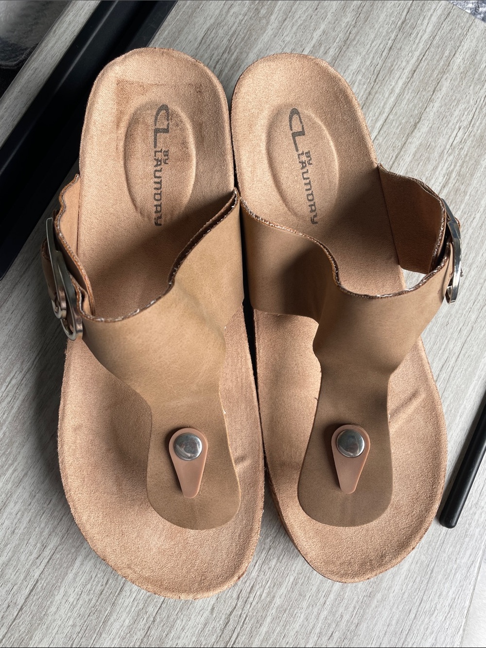 NWOT CL by Laundry Tan Buckled Toe-Post Sandals Size 8.5
